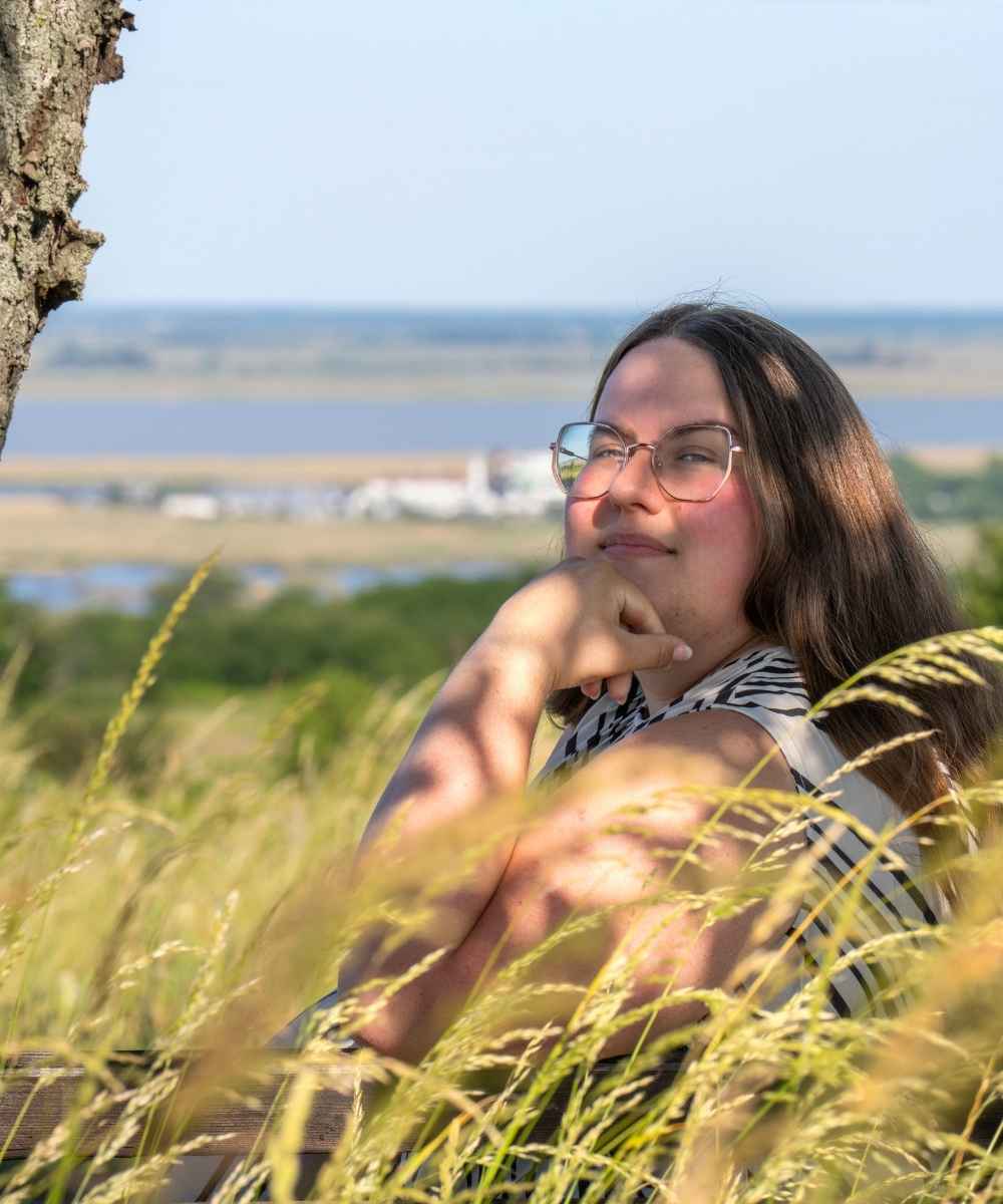 Hannah Sammer in ruhiger Naturkulisse trauungen hannah sammer rednerin vom see